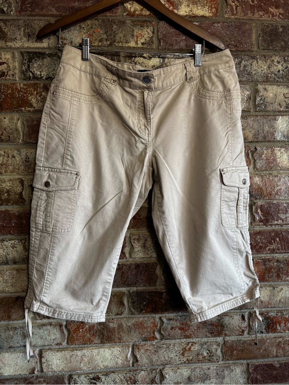 Y2K low rise White House Black Market Khaki Cargo Capri Shorts